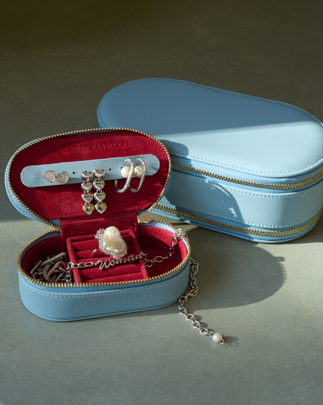 水色に中が赤のジュエリーボックス