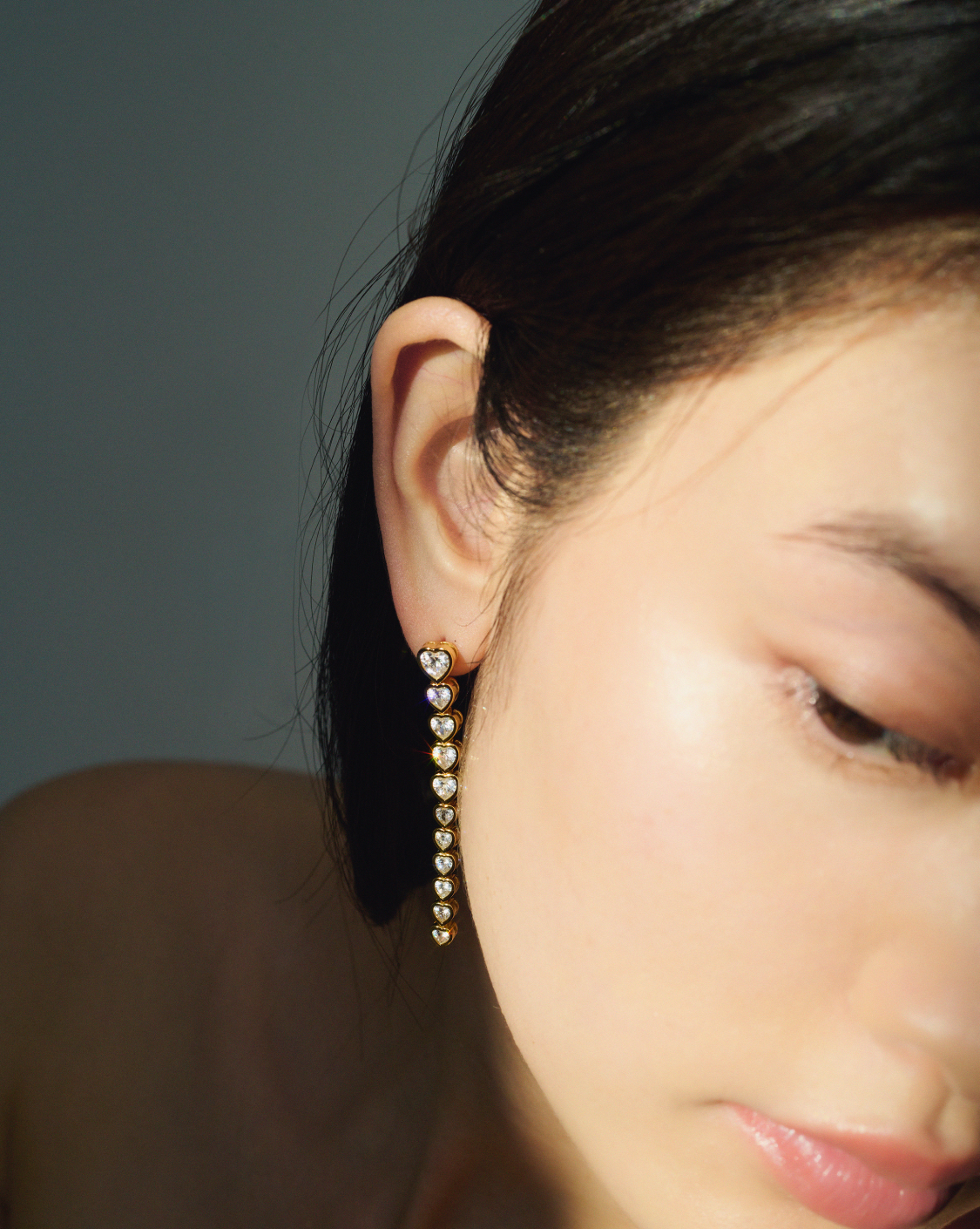 ハートのクリスタルが連なったピアス