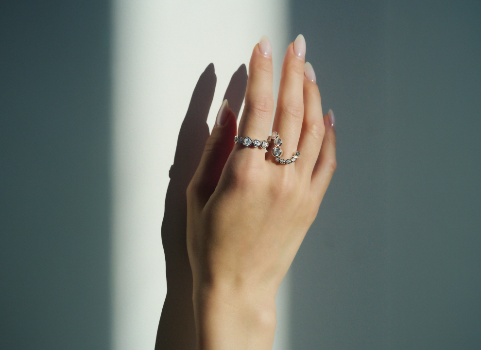 クリスタルが連なったリング