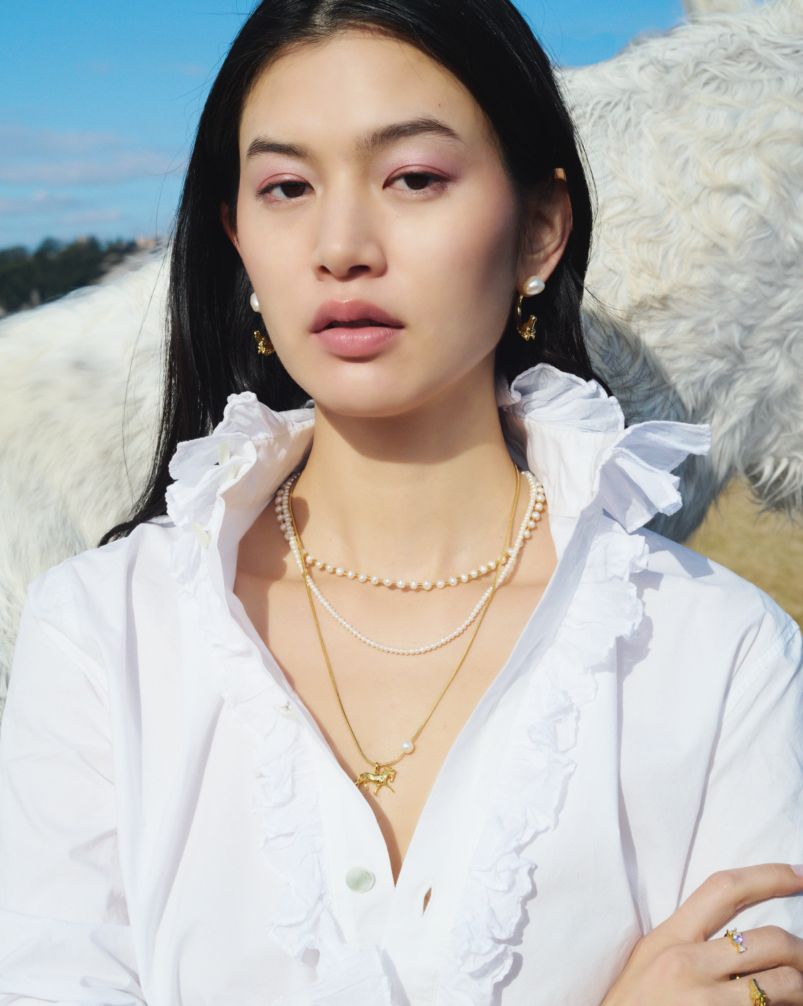 馬のモチーフのアクセサリーをつけた女性