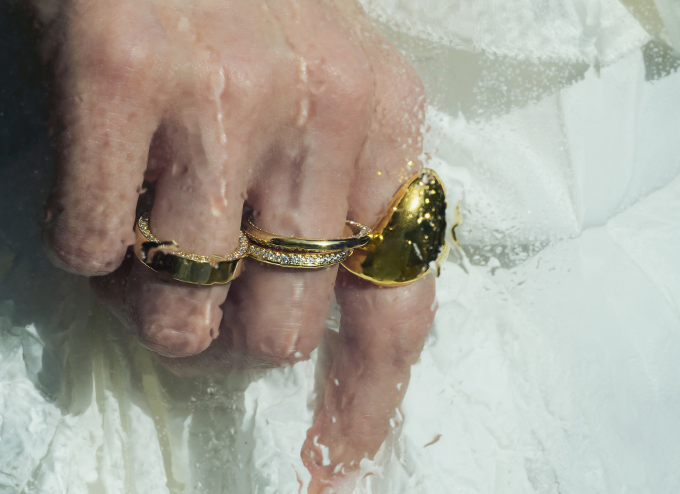 メタル素材の指輪を複数つけた手元