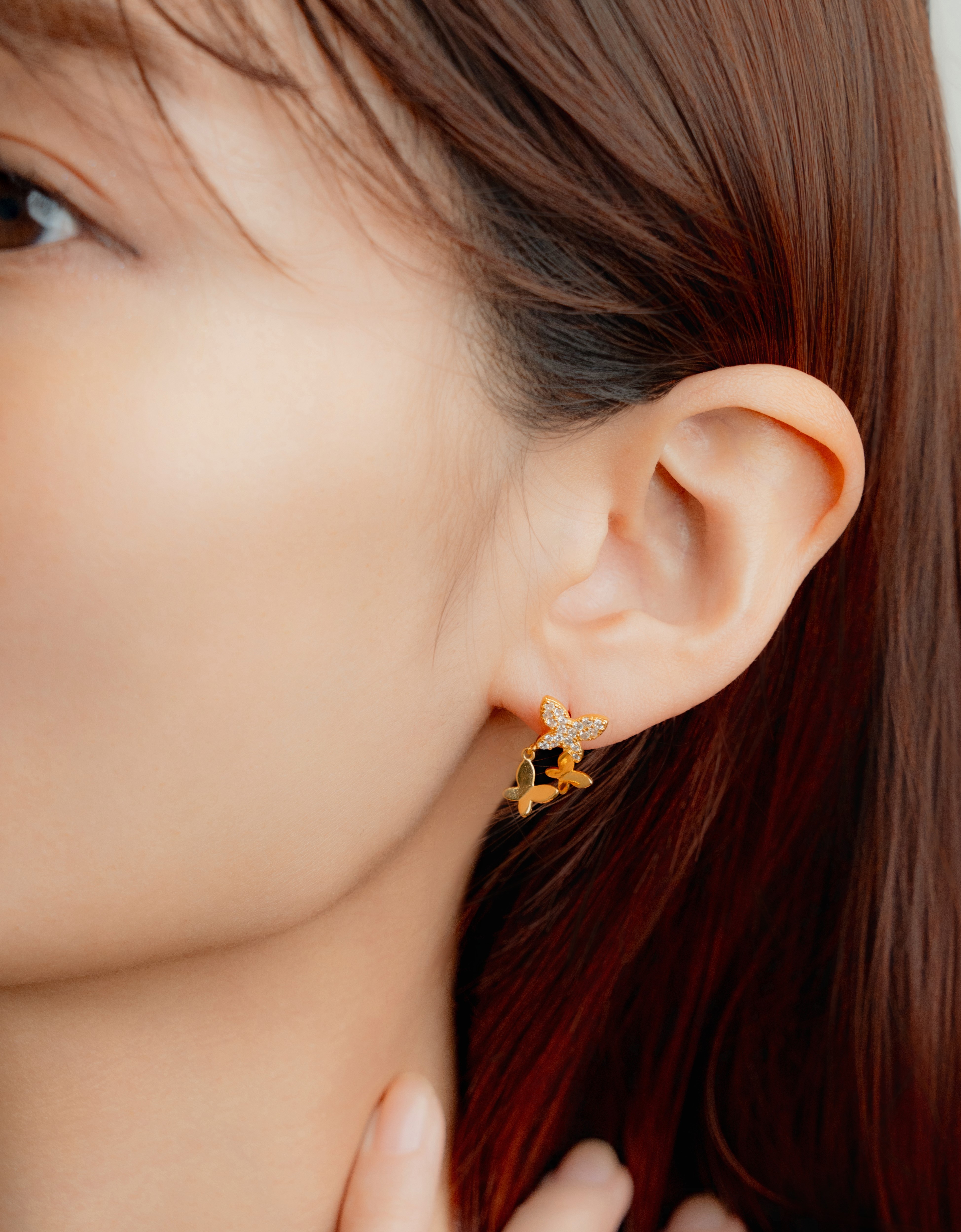 耳にアクセサリーを身に着けた女性