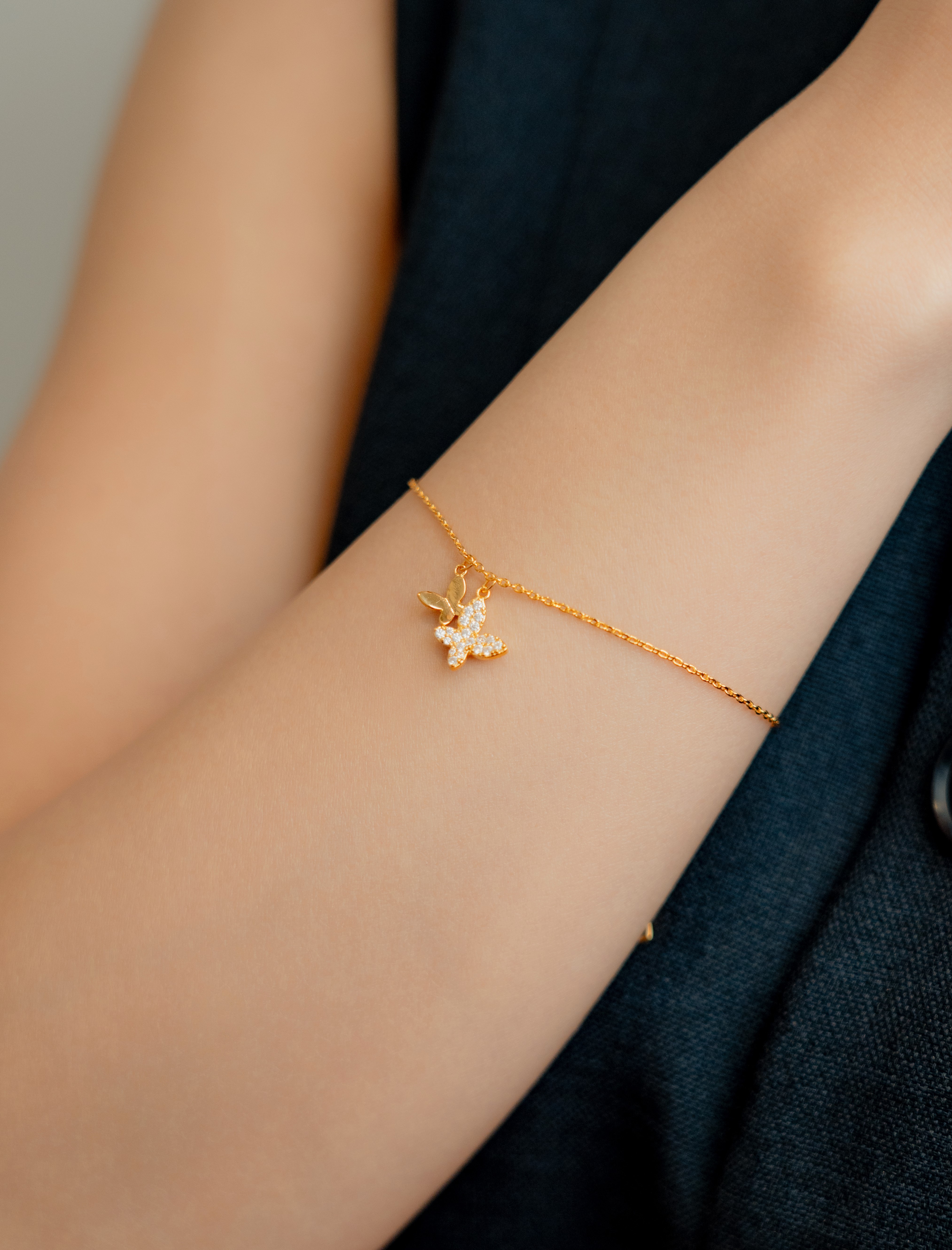 ブレスレットを身に着けた女性