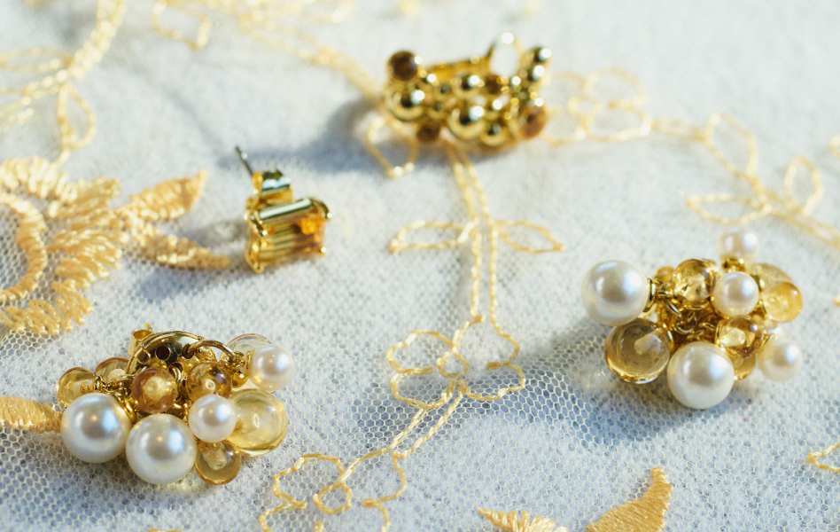 mimosaのアクセサリーがレースの上に置いてある