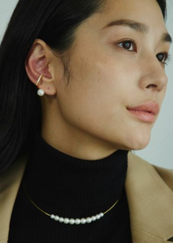 パールアクセサリーを着用したモデル写真
