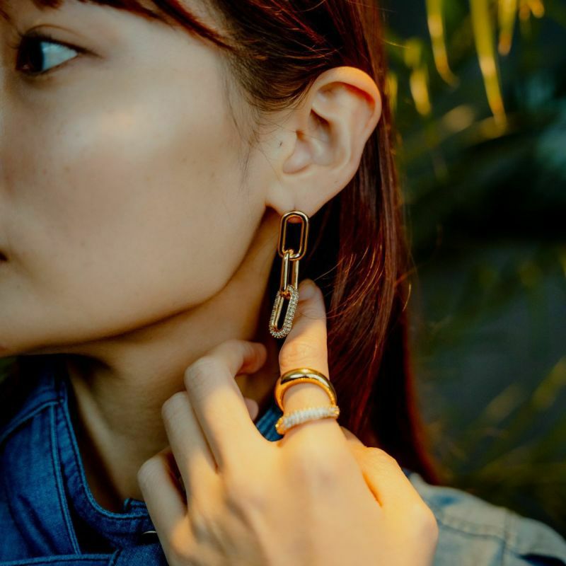 メタルシャイニーチェーンイヤリング(ゴールド)の着用画像