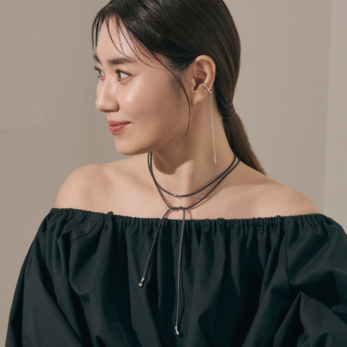 ハンドメイド★紅白華のイヤーカフ★シルバー金具タイプ★左耳用★ドレス★結婚式にも 東原妙子×SH】ニュアンスロングチェーンイヤーカフ(シルバー